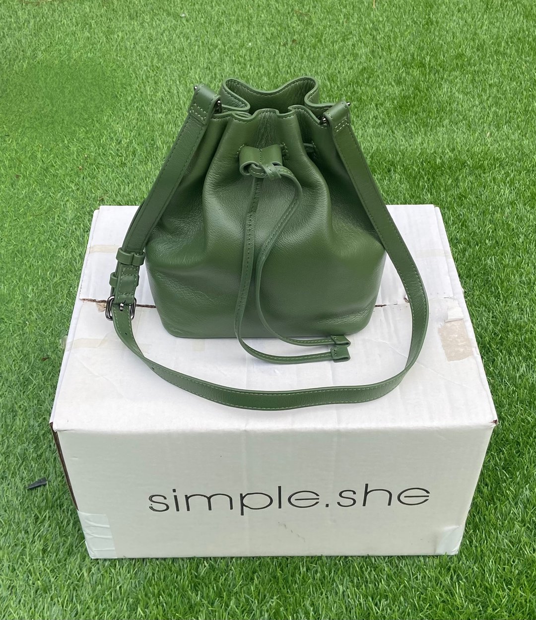 simple.she 真皮小巧大容量水桶包 绿色 - 束口袋双肩包 - 真皮 绿色