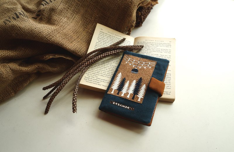 手绘橱窗森林护照夹/存折本/钱包 - 护照夹/护照套 - 棉．麻 