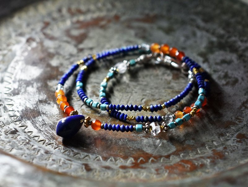 水滴形青金石与红玉髓、土耳其石、赫基蒙钻石、小颗青金石、卡伦银点缀的细致项链 - 项链 - 宝石 蓝色