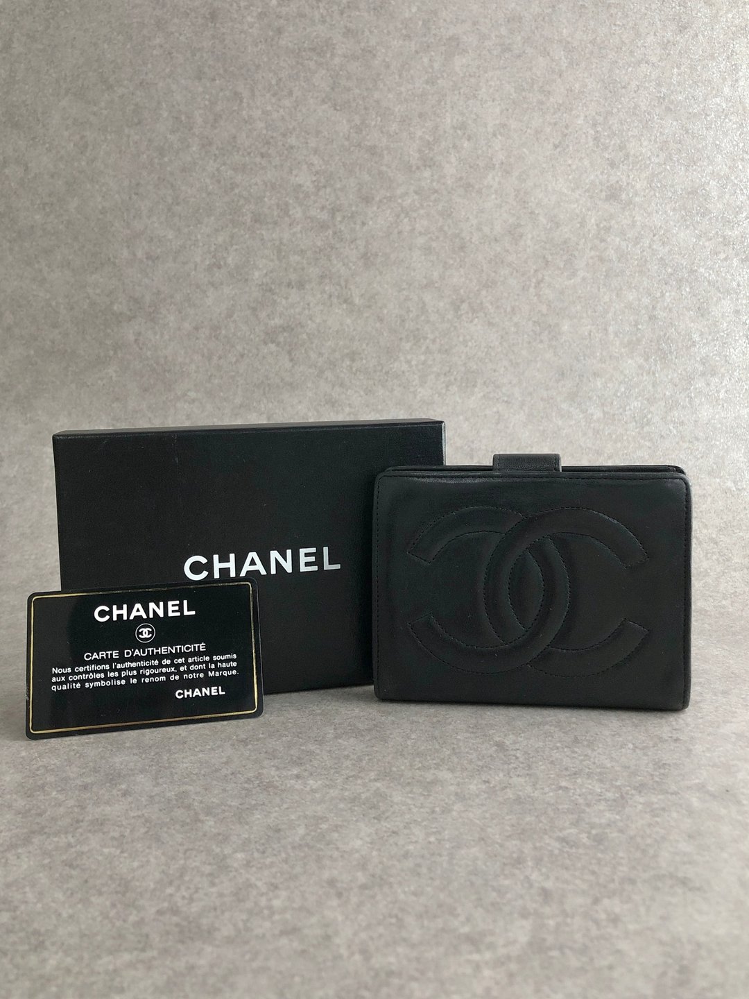【 日本直送 名牌中古包 】CHANEL 香奈儿 钱包 黑色 经典双C Logo 皮革 鱼子酱皮革 双折钱包 vintage 古董 kjg3jv - 皮夹/钱包 - 真皮 黑色