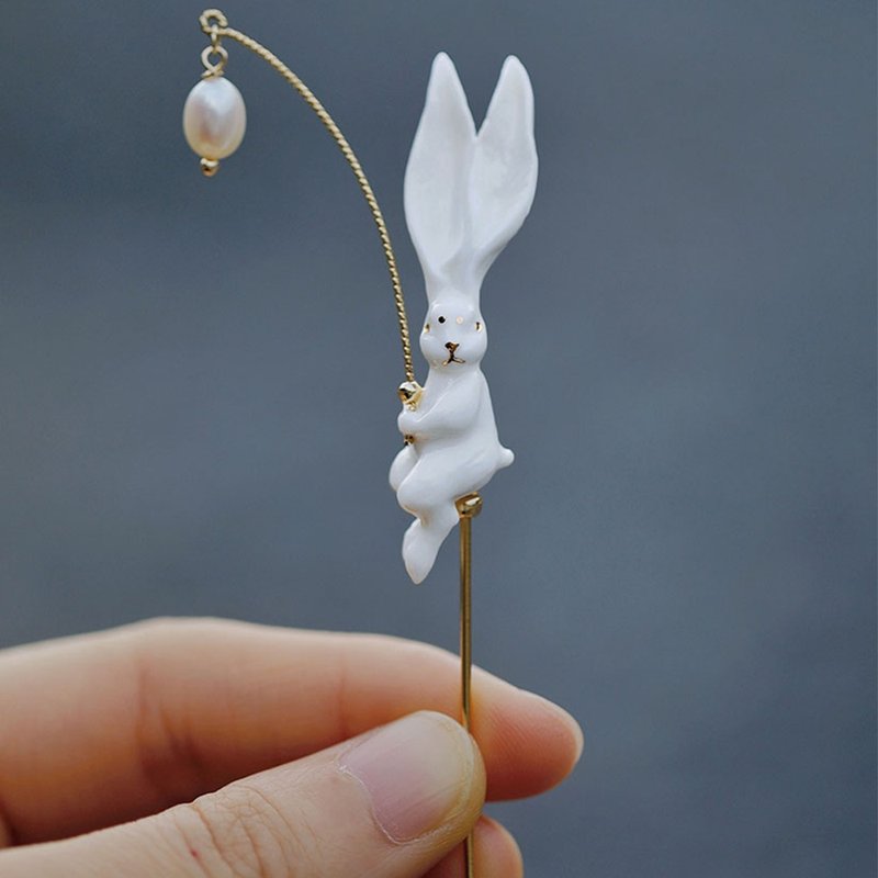 【白兔戏珠】天然珍珠小众独特陶瓷大衣长款胸针 - 胸针 - 瓷 多色