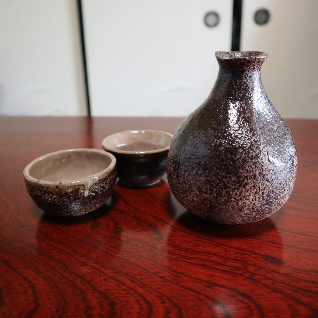Japanese style Sake bottle and sake cups set handcrafted pottery made in Japan - 酒杯/酒器 - 陶 