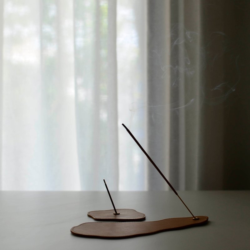 【雾上的岛屿】植鞣牛皮线香座 皮革线香盘 - 香薰/精油/线香 - 真皮 卡其色