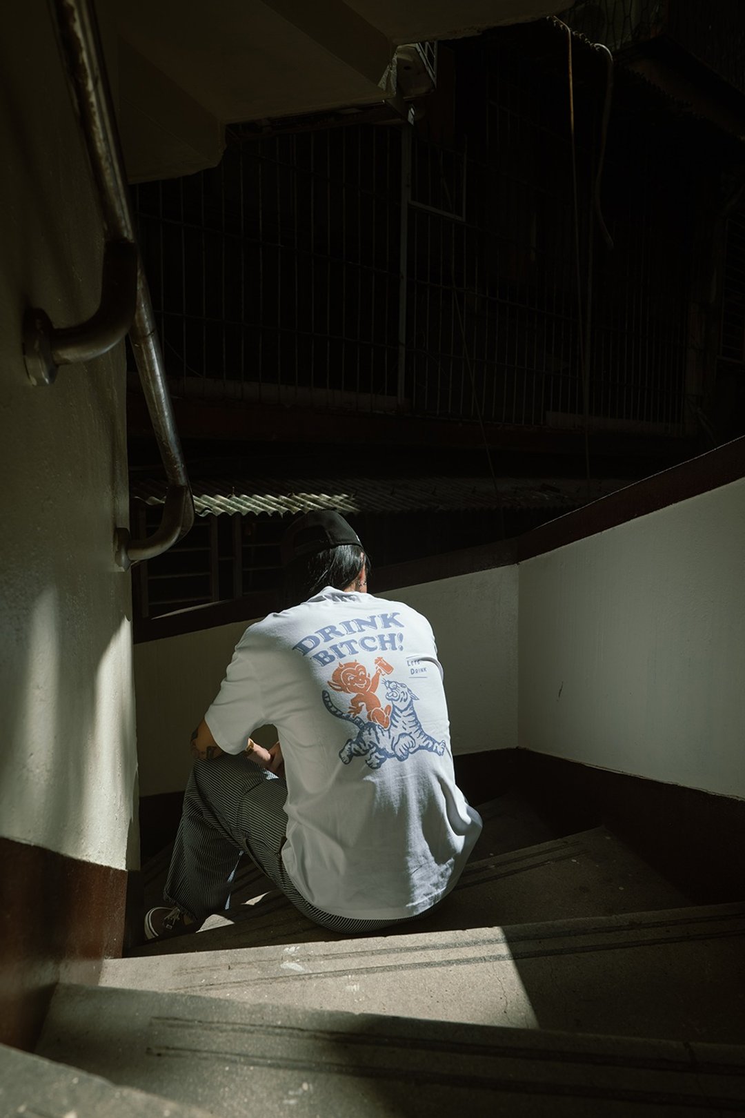 ''AFTER WORK'' DRINK BITCH T-SHIRT 白 - 男装上衣/T 恤 - 棉．麻 白色