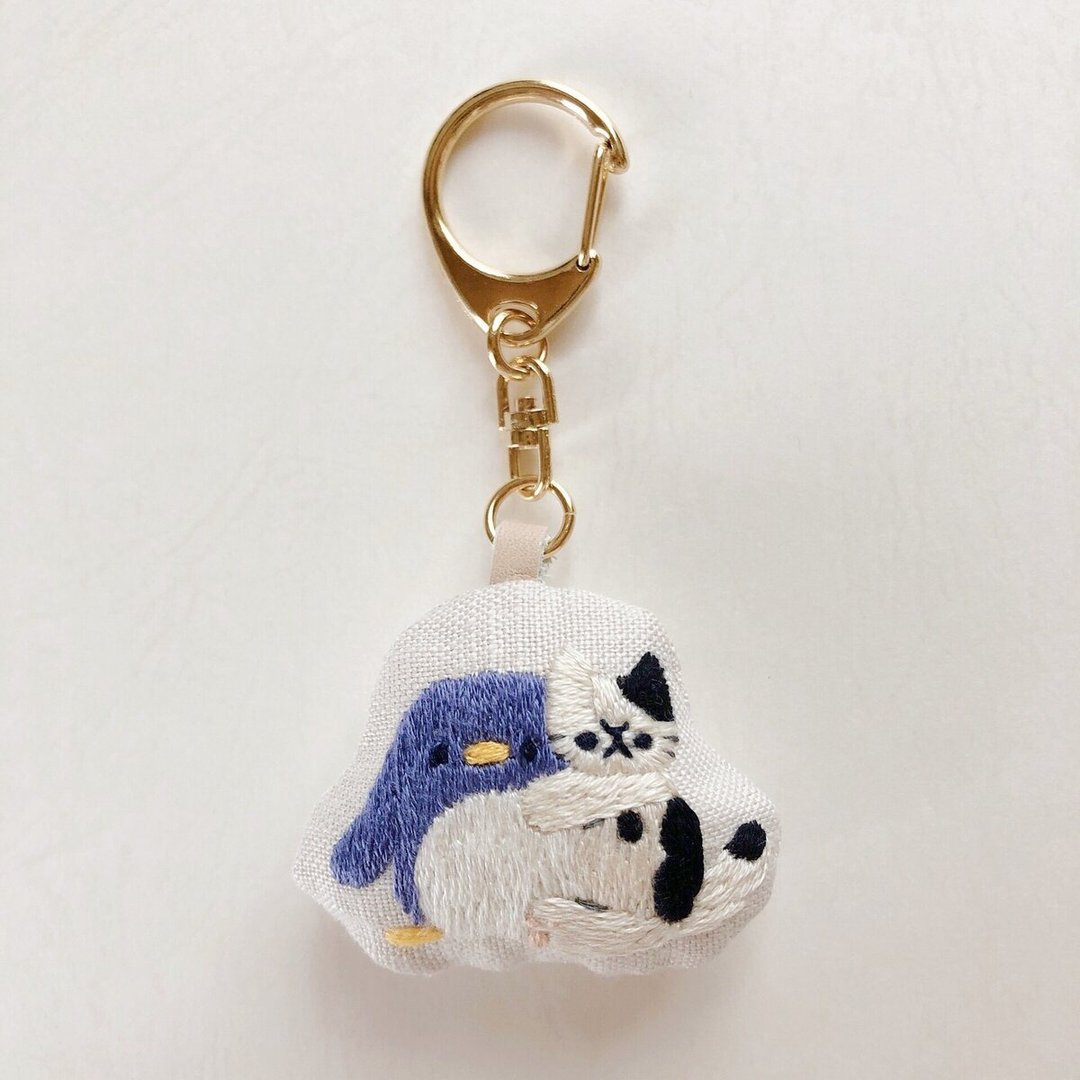 企鹅和猫刺绣钥匙串 - 胸针 - 绣线 卡其色