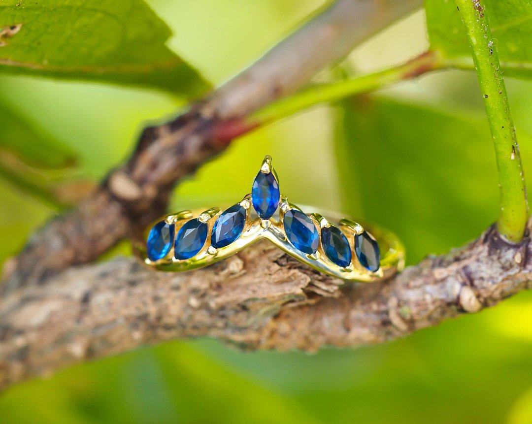 Tiara gold ring with sapphires - 戒指 - 贵金属 金色