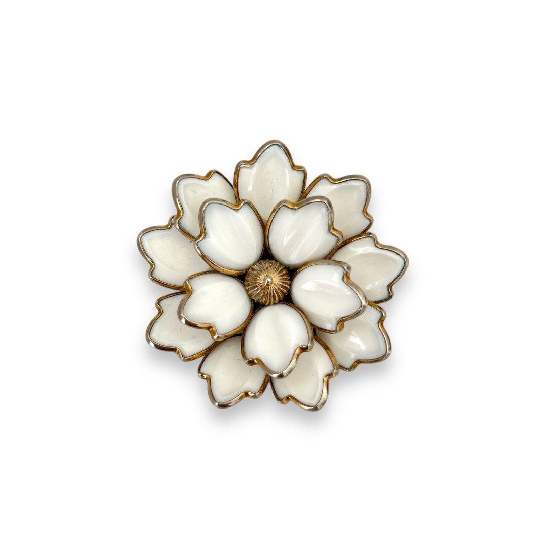 Trifari 古董白花山茱萸胸针| SHOPBOP 20 世纪 50 年代复古花卉别针 - 胸针 - 其他金属 白色