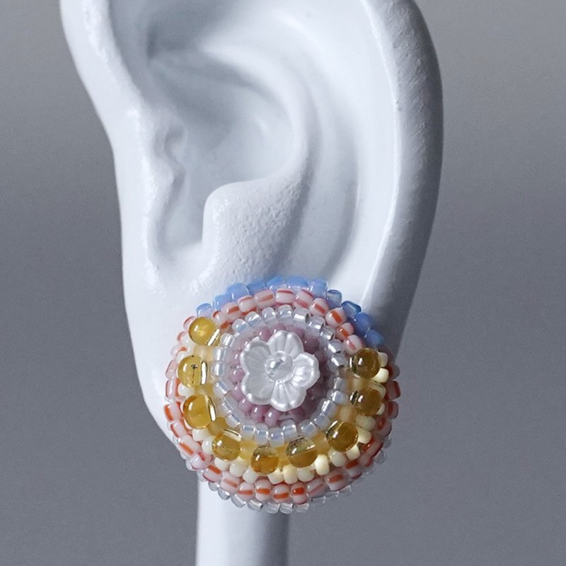 会说话的耳夹/耳针 No.27 白色花朵造型 × 多彩珠饰刺绣设计 大尺寸 医疗级不锈钢 金属配件可选 - 耳环/耳夹 - 塑料 多色