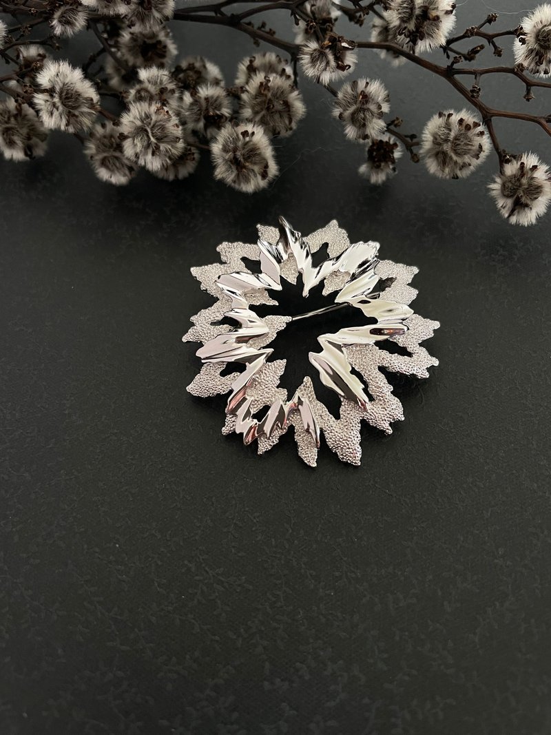 古董皇冠Trifari银色锯齿雪花放射双色 别针胸针 大衣 B987 - 胸针 - 其他金属 银色