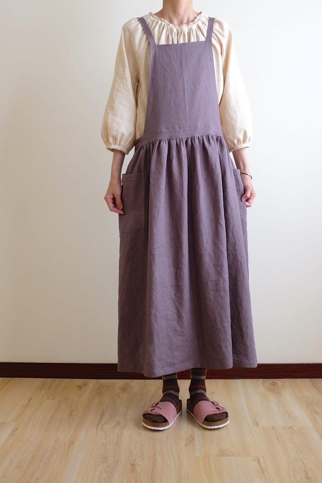 日常手作服 心里住着小女孩 烟熏灰紫绑带工作围裙 亚麻 - 洋装/连衣裙 - 棉．麻 紫色