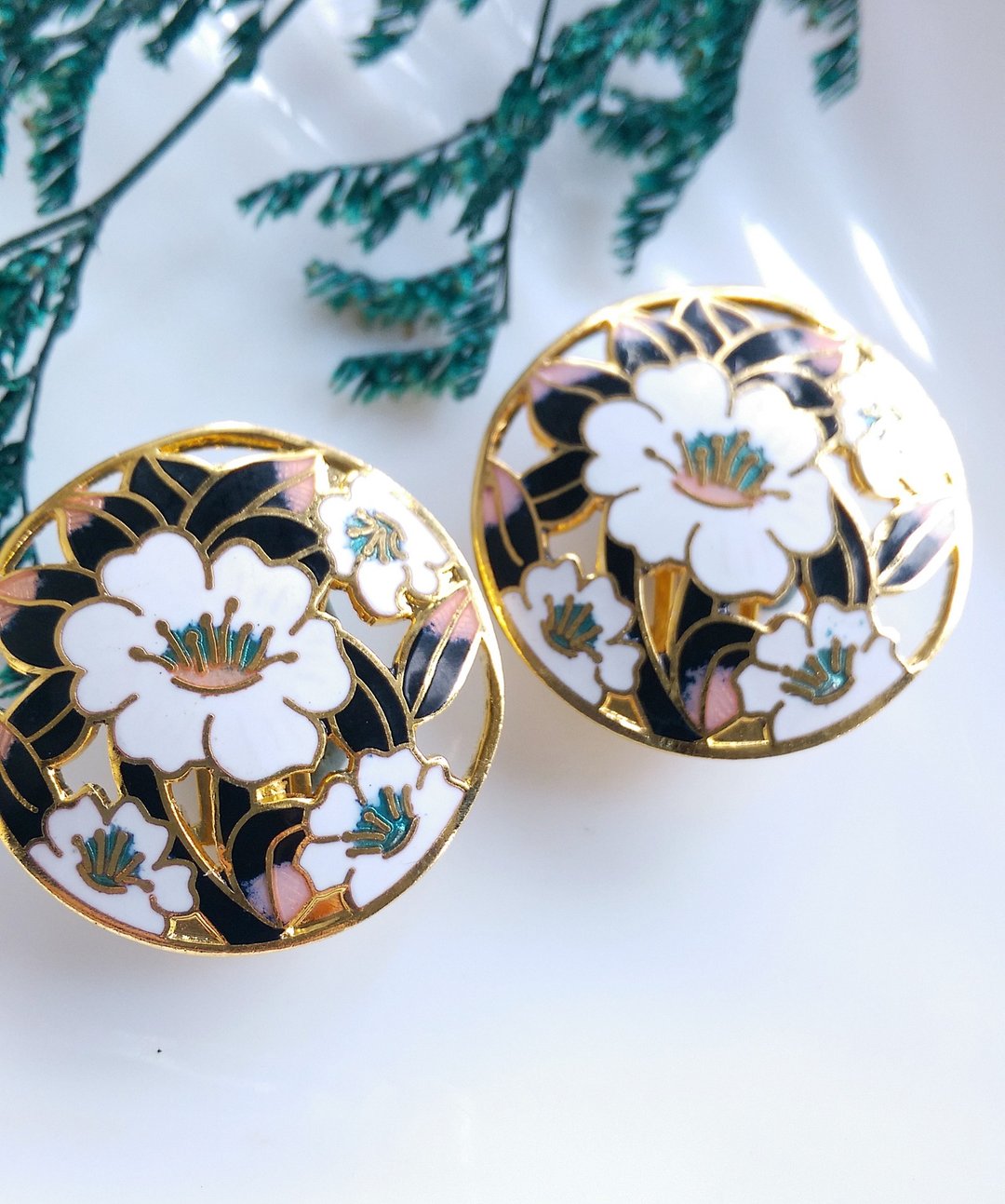 【西洋古董饰品 】景泰蓝 黑叶 白花花卉 夹式耳环 - 耳环/耳夹 - 其他材质 金色