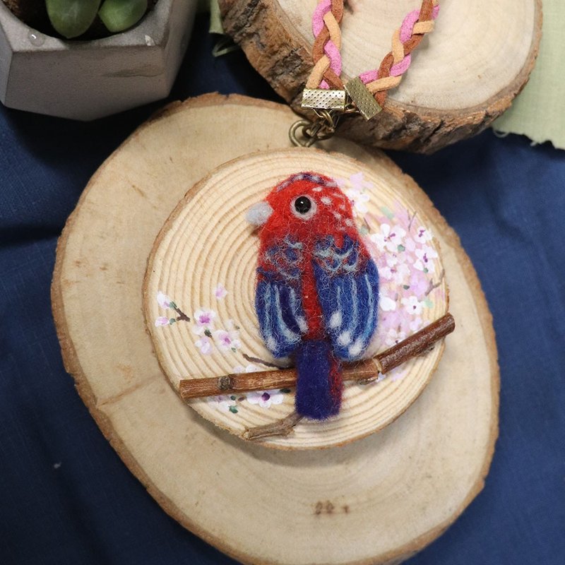 【羊毛毡】森系小鸟吊饰系列 -台湾朱雀-原木片X压克力彩绘 - 钥匙链/钥匙包 - 羊毛 咖啡色