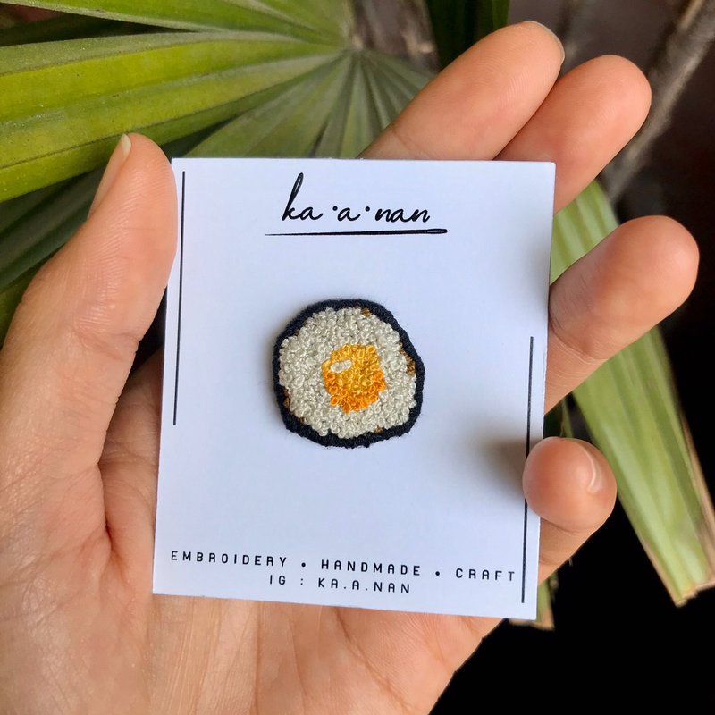 Fried Egg Lapel Pin - 胸针 - 绣线 