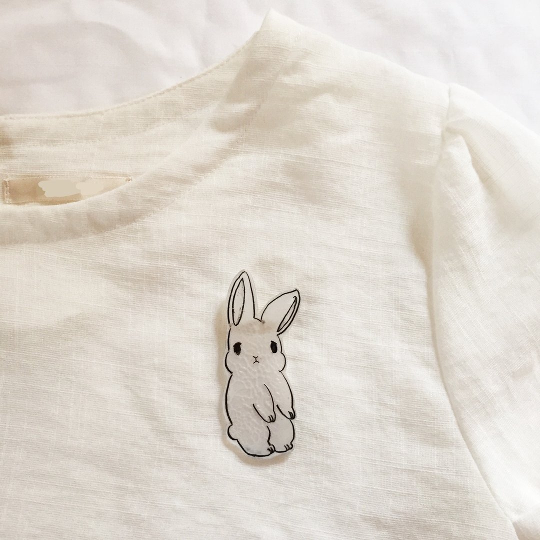 Prabang brooch upright rabbit - 胸针 - 塑料 白色
