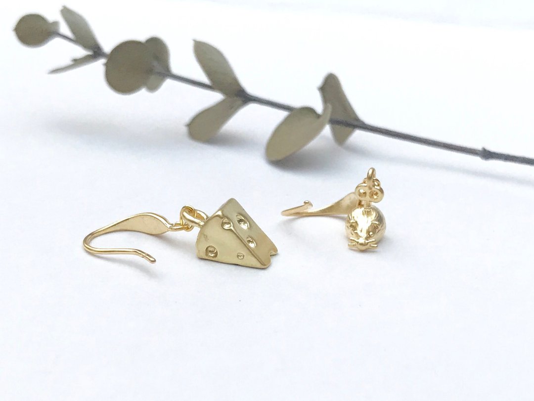 Screw-wound mouse and cheese earrings [chasing] - 耳环/耳夹 - 铜/黄铜 金色