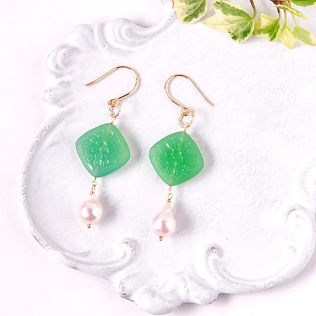 14kgf/ cameo carving apple green onyx earrings x Akoya baroque pearl earrings - 耳环/耳夹 - 宝石 