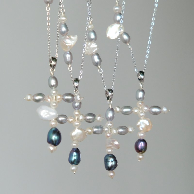 十字架 孔雀蓝和银灰色 巴洛克珍珠 轻珠宝 防掉色钛钢颈链 N171 - 项链 - 珍珠 银色