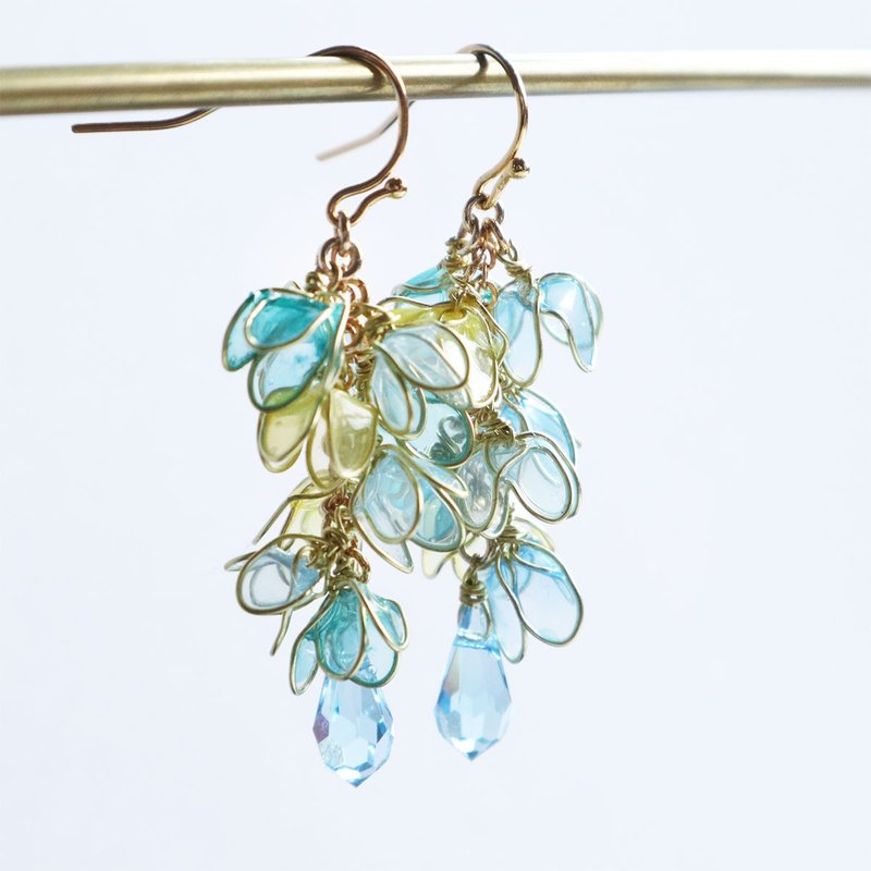 Shaking flower earrings Light blue aquamarine - 耳环/耳夹 - 其他材质 蓝色