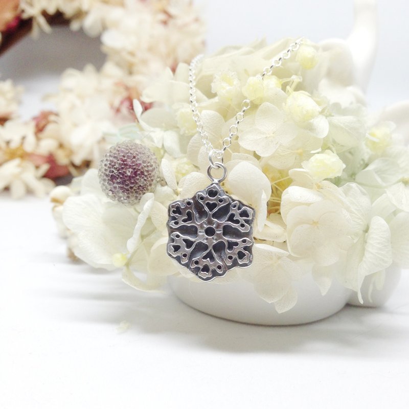 圣诞 生日 爱情 周年 礼物 纯银雪花项链 / 夜中雪花 - 项链 - 其他金属 银色