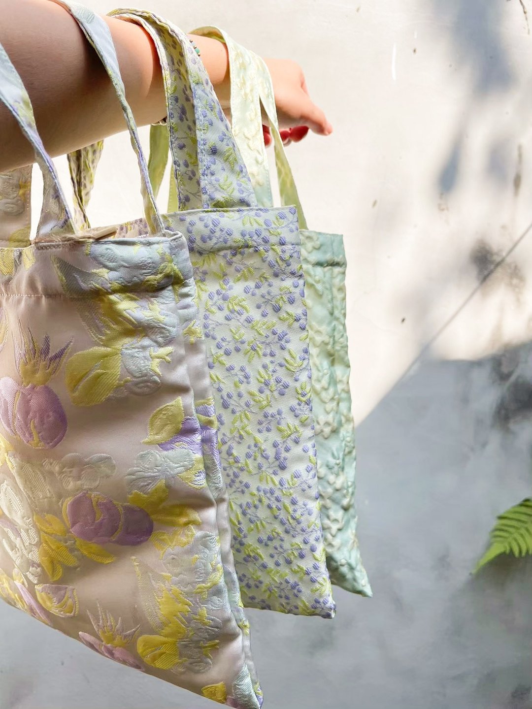 春天花布手提布袋 轻便手提袋 /  Spring Floral Design Bag - 手提包/手提袋 - 棉 多色