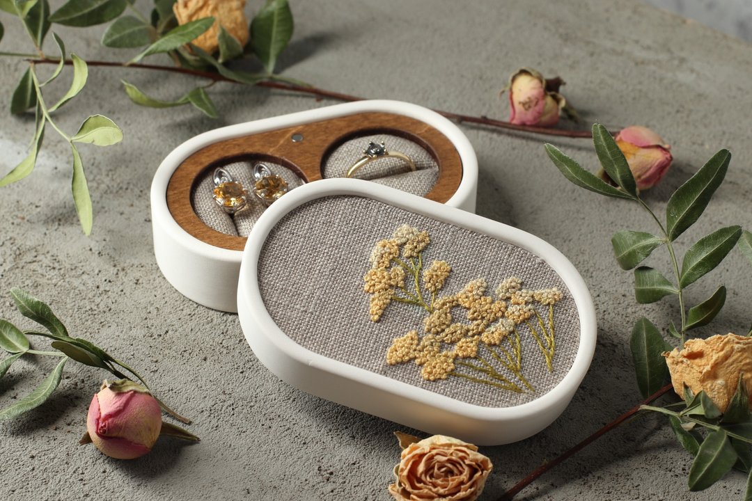 Ring box, Wedding ring box with hand embroidery. - 其他 - 其他材质 白色