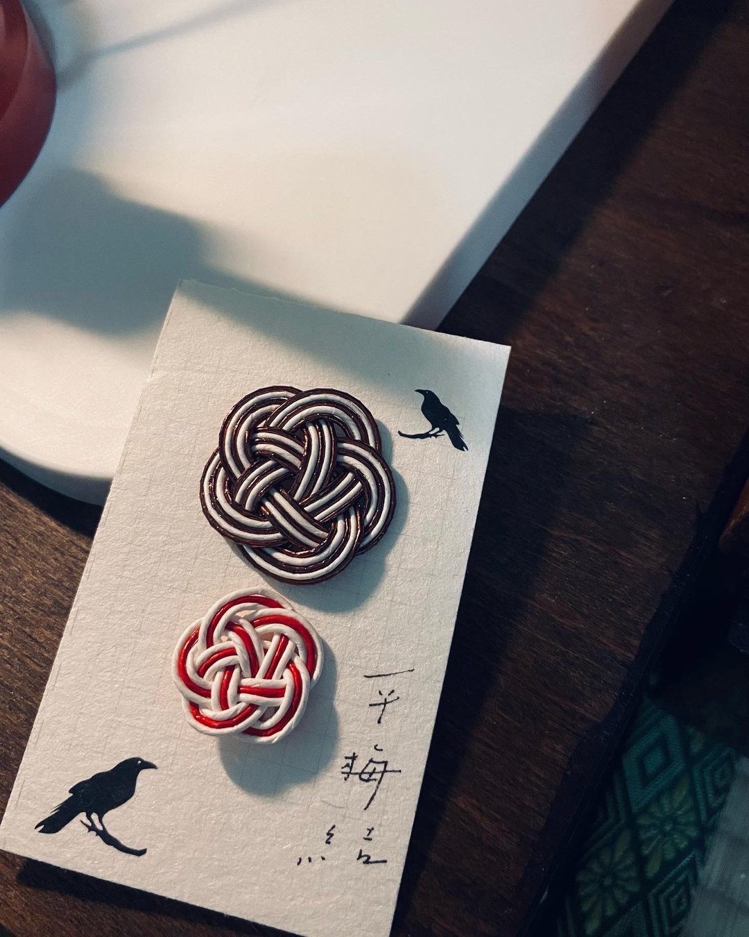 Mitsuhiki brooch 水引五梅结胸针二入 - 胸针 - 绣线 咖啡色