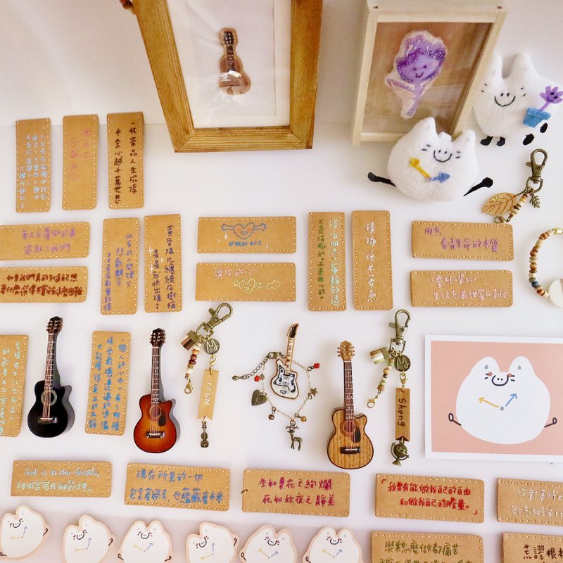 【所有发生成为独一独二的你】手缝字 皮纸吊饰 旧换新限时回馈 - 吊饰 - 人造皮革 多色