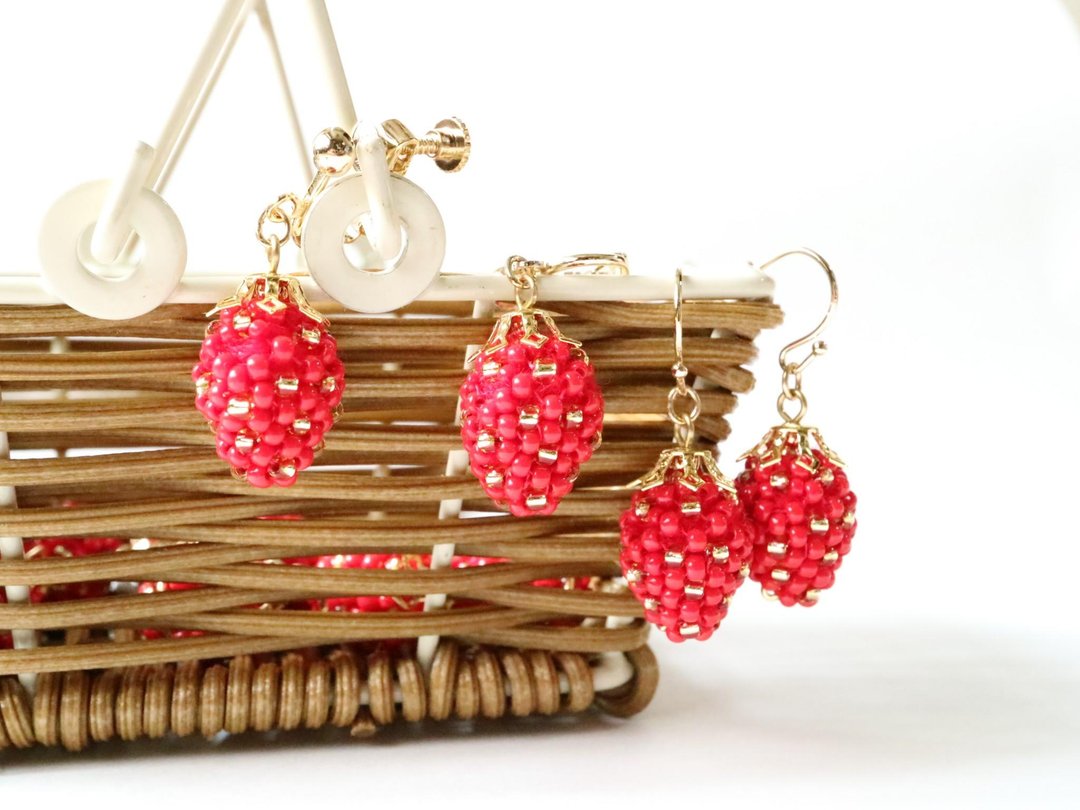 Strawberry Clip-On Amaichigo Sweet strawberries Strawberry Strawberry Wild Strawberry Mini Small Small Small Red Cute 3D Seed Beads - 耳环/耳夹 - 玻璃 红色