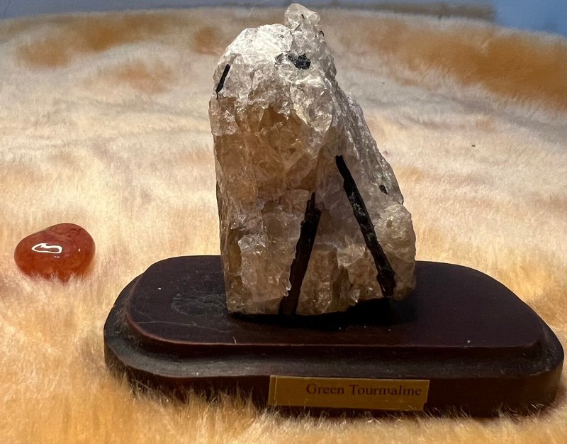 璀璨坊-锂云母绿碧玺方解石共生矿(含底座) - 摆饰 - 水晶 