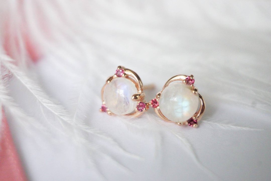 【Off-season sale】Stud Earrings Natural RainbowmoonstoneSilver, stud earrings - 耳环/耳夹 - 纯银 白色