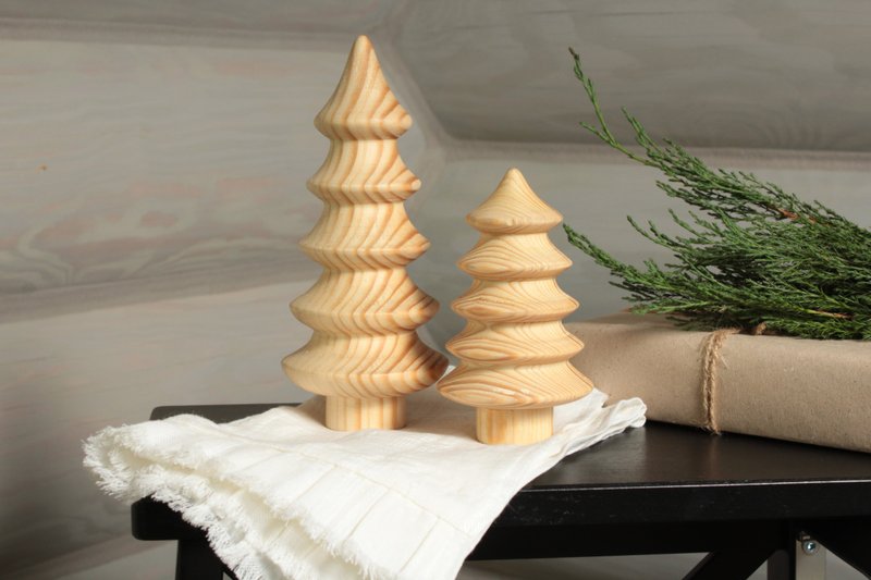Set of two rustic wood turned christmas trees. Rustic holiday table décor. Xmas - 摆饰 - 木头 咖啡色