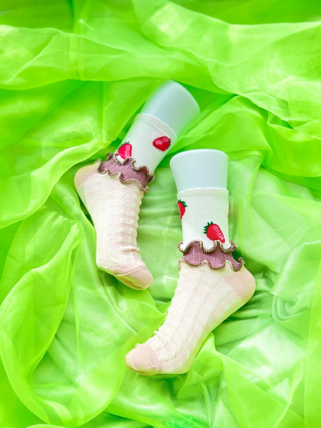 粉色×白色 草莓 缤纷荷叶边袜子 抢眼袜款 个性袜 22.5〜25 女袜 socks - 袜子 - 其他材质 粉红色