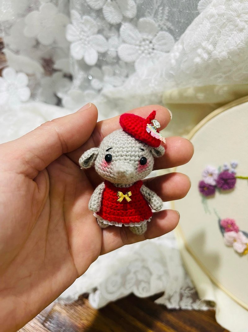 日光小巷可爱编织迷你小小小象别针,钥匙圈,吊饰,小陪伴 摆饰礼物 - 吊饰 - 棉．麻 