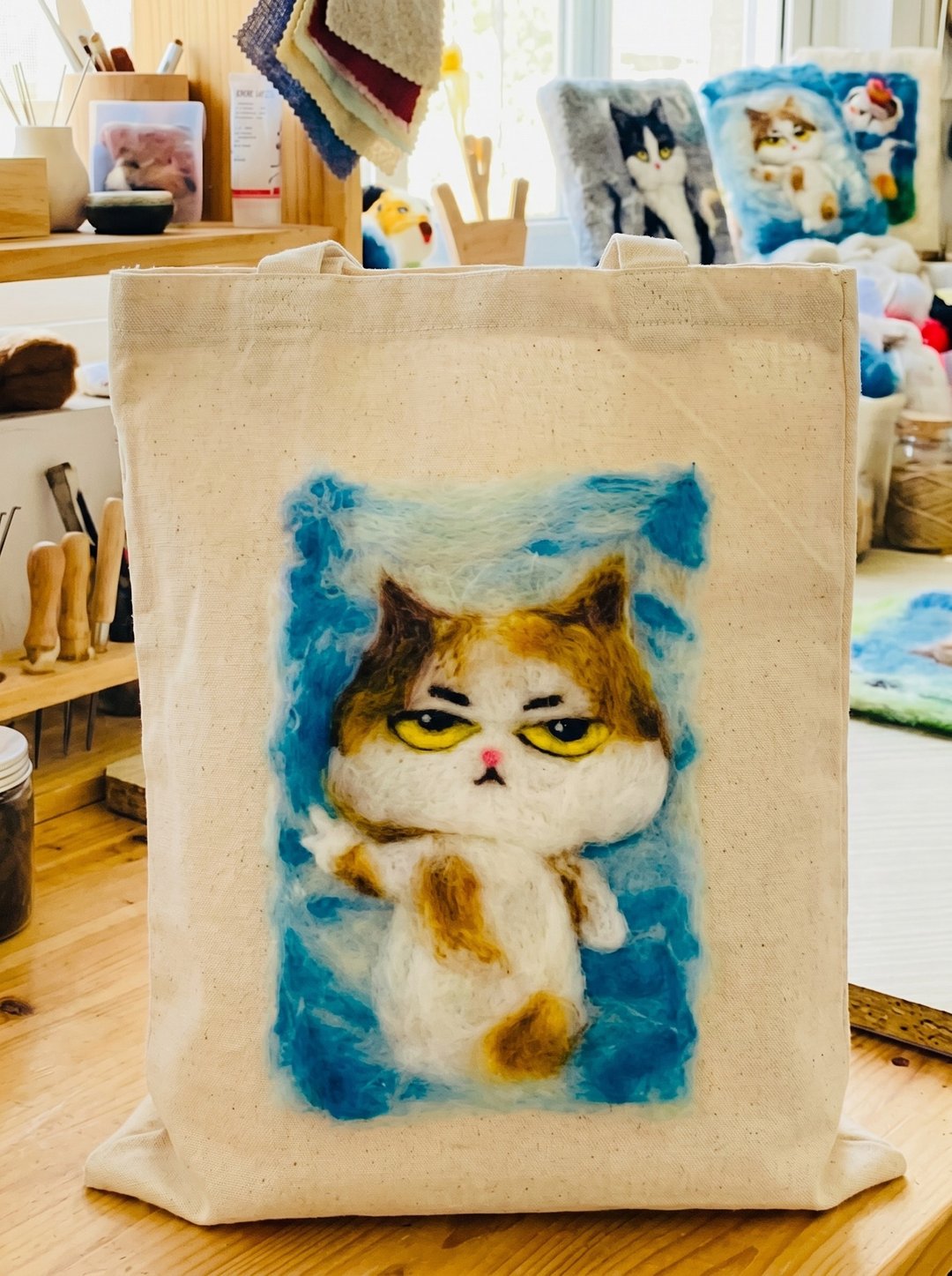 环保爱地球-Mum 羊毛毡刺绣画帆布袋/购物袋 - 厌世脸萌猫咪 - 手提包/手提袋 - 其他材质 白色