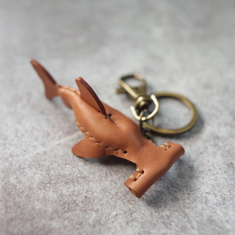 纯手工制 迷你 棕色 双髻鲨 Hammerhead shark Key holder - 钥匙链/钥匙包 - 真皮 卡其色
