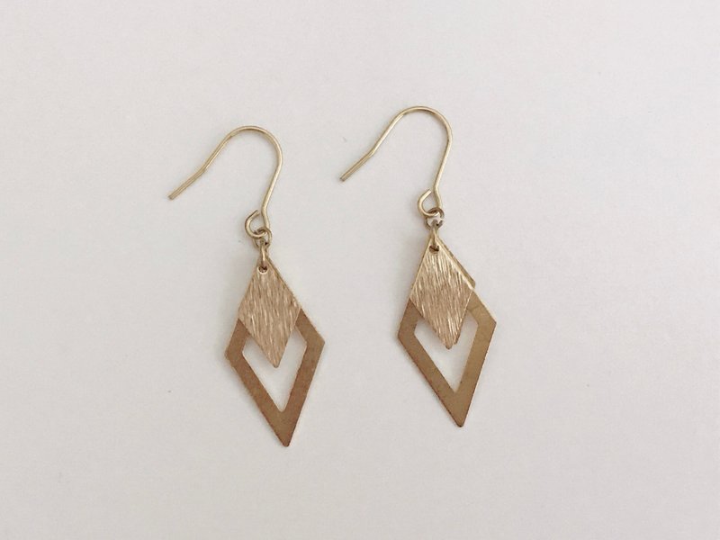 地仙 L'IMMORTEL 令人成瘾 黄铜小品垂坠耳饰 /ve - 耳环/耳夹 - 铜/黄铜 卡其色