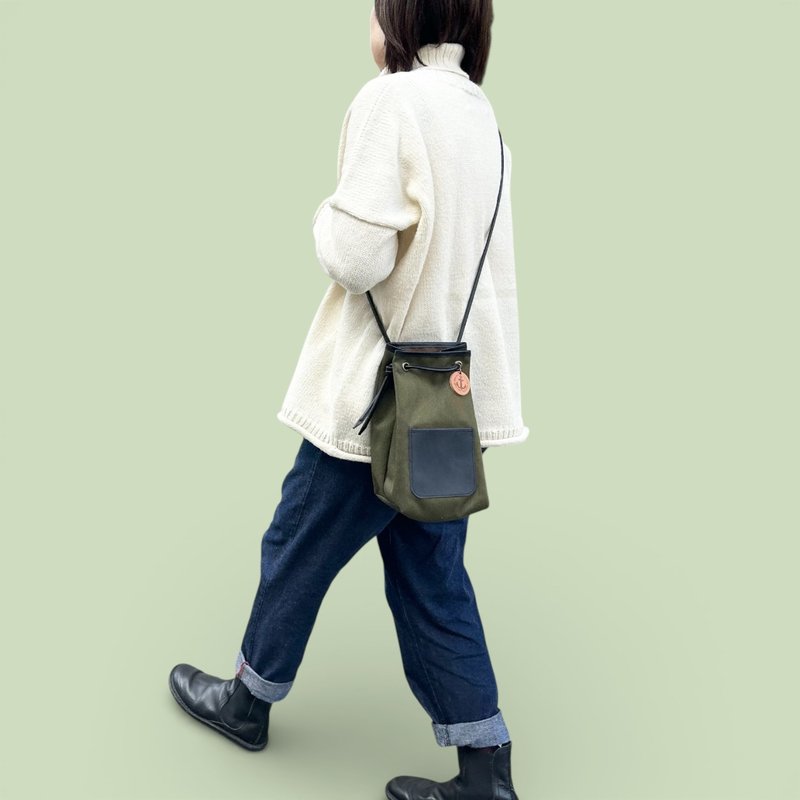 nico 卡其绿 x 黑色 拨水加工尼龙材质 x 意大利皮革束口袋包 - 侧背包/斜挎包 - 尼龙 绿色