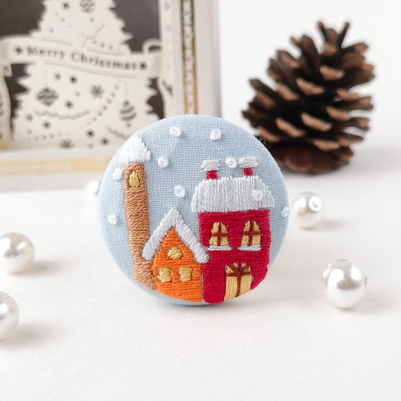 圣诞雪景街景刺绣胸针 - 胸针 - 棉．麻 红色