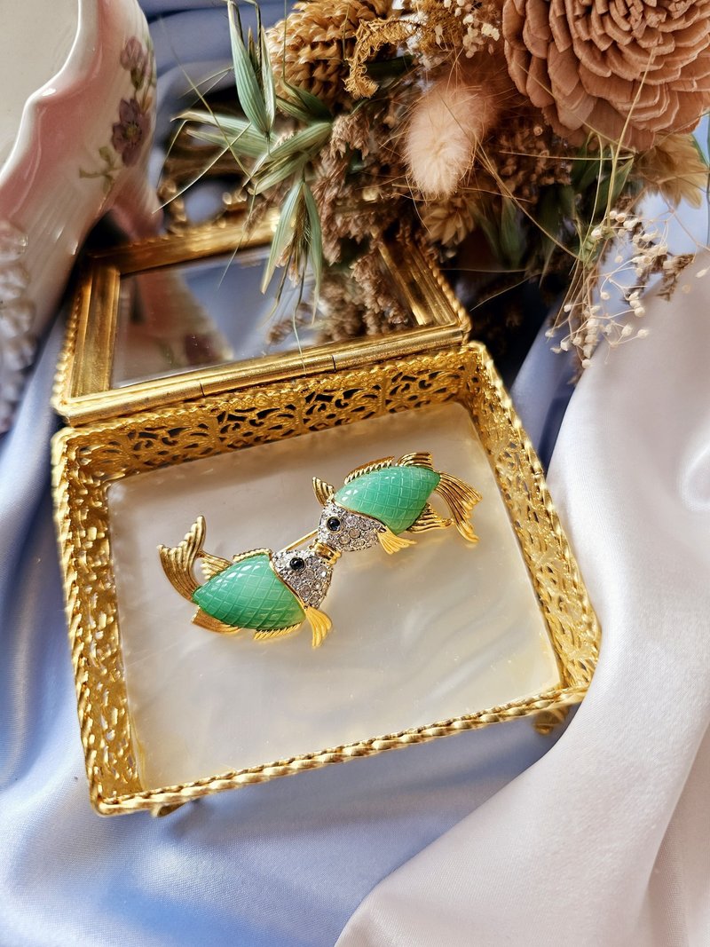 Kenneth Jay Lane人造玉亲吻双鱼胸针KJL/美国西洋古董饰品 - 胸针 - 其他金属 