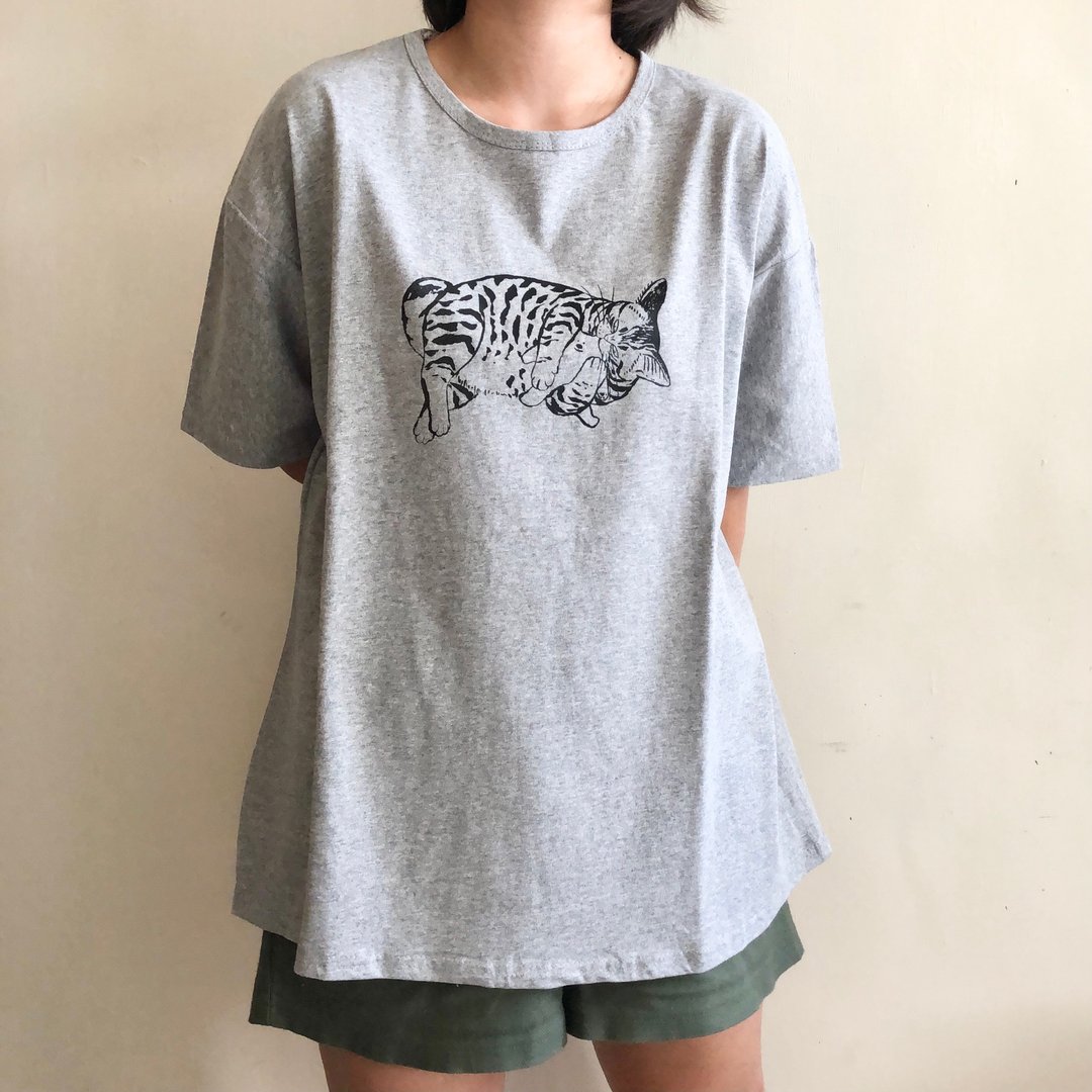 虎斑猫抓小熊 宽松T-shirt - 中性连帽卫衣/T 恤 - 棉．麻 多色