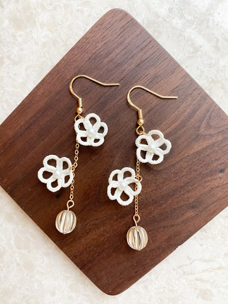 手工米白梭织耳环 Tatting earrings 耳针 耳鈎 耳环 梭织 礼物 - 耳环/耳夹 - 绣线 白色