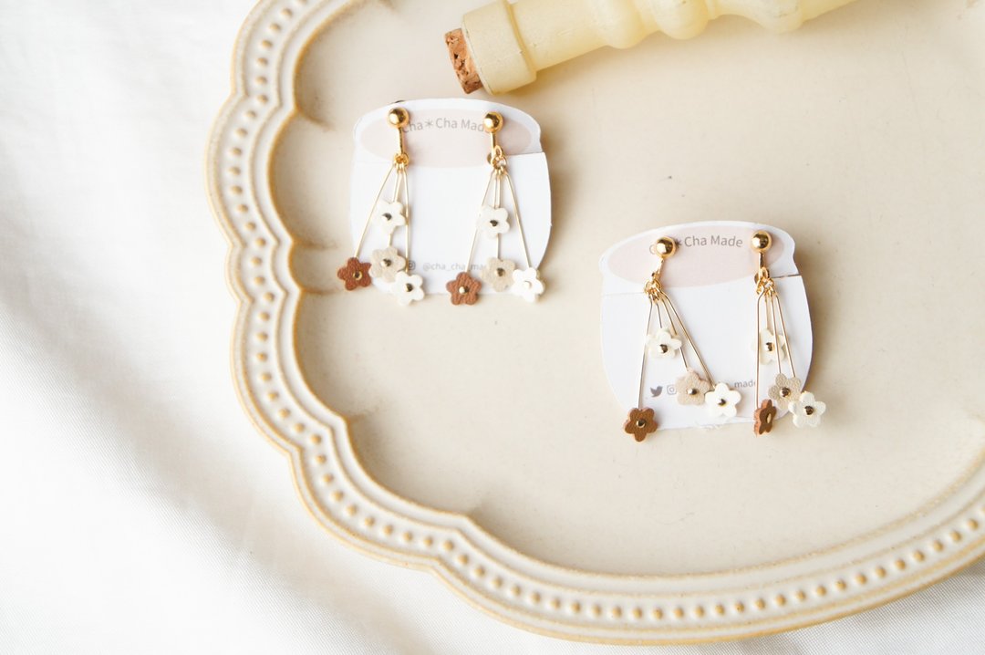 *Latte color*Petite floret leather Clip-On(pierced earrings) - 耳环/耳夹 - 真皮 卡其色