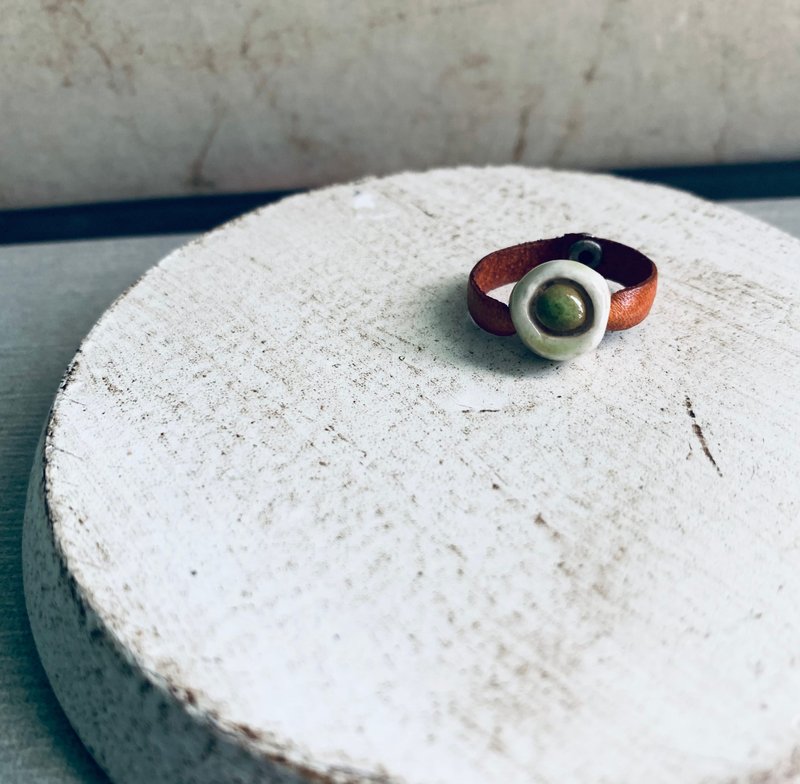 戒指 日本白瓷 自然釉色 无限看不腻色调 真皮革 自然系列 - 戒指 - 瓷 