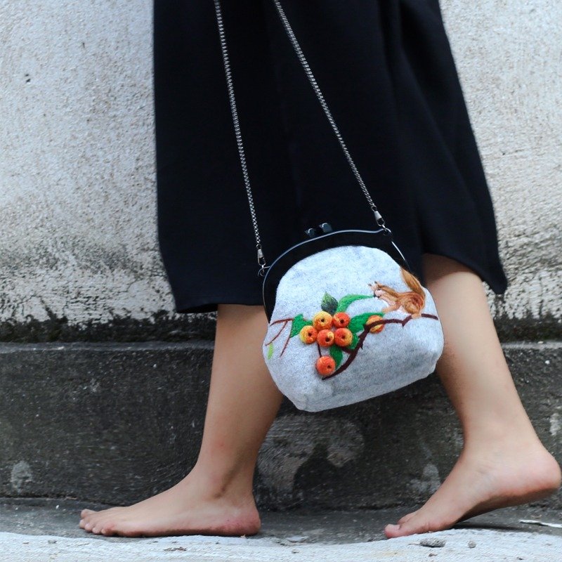 原创手作定制迷你单肩斜跨小包单品松鼠果子—灰色 - 侧背包/斜挎包 - 羊毛 灰色