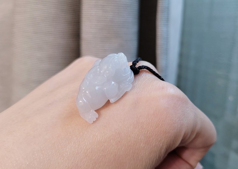 【亲翠】天然翡翠 白冰娇招财三脚金蟾肌肉男吊坠 毕业礼物 - 项链 - 玉石 白色