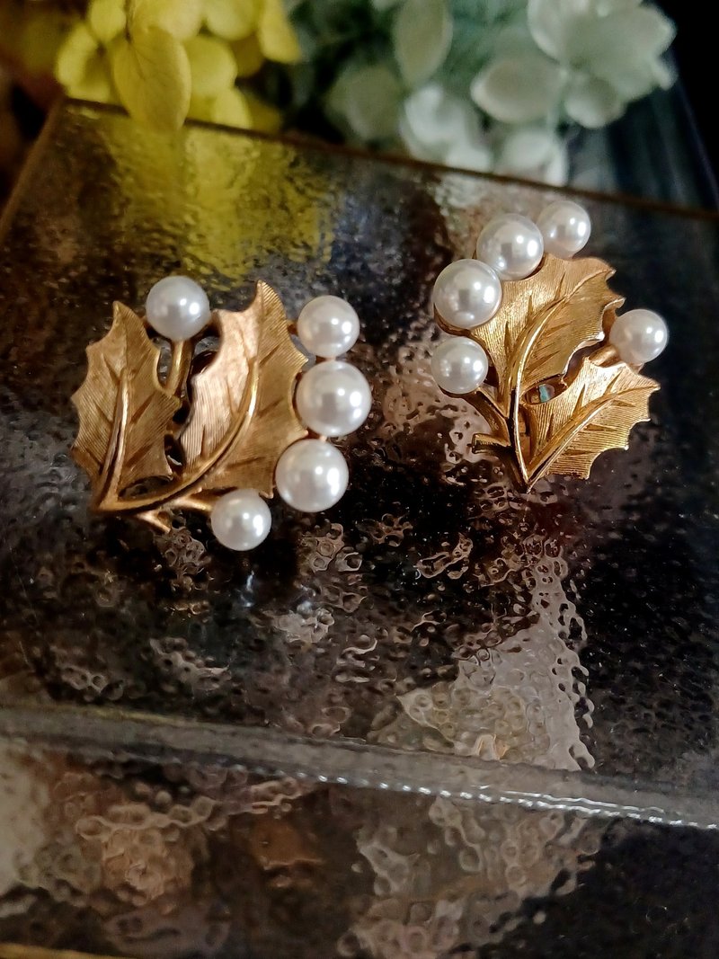 vintage jewelry Trifari 金色珍珠冬青叶 夹式耳环 - 耳环/耳夹 - 其他金属 