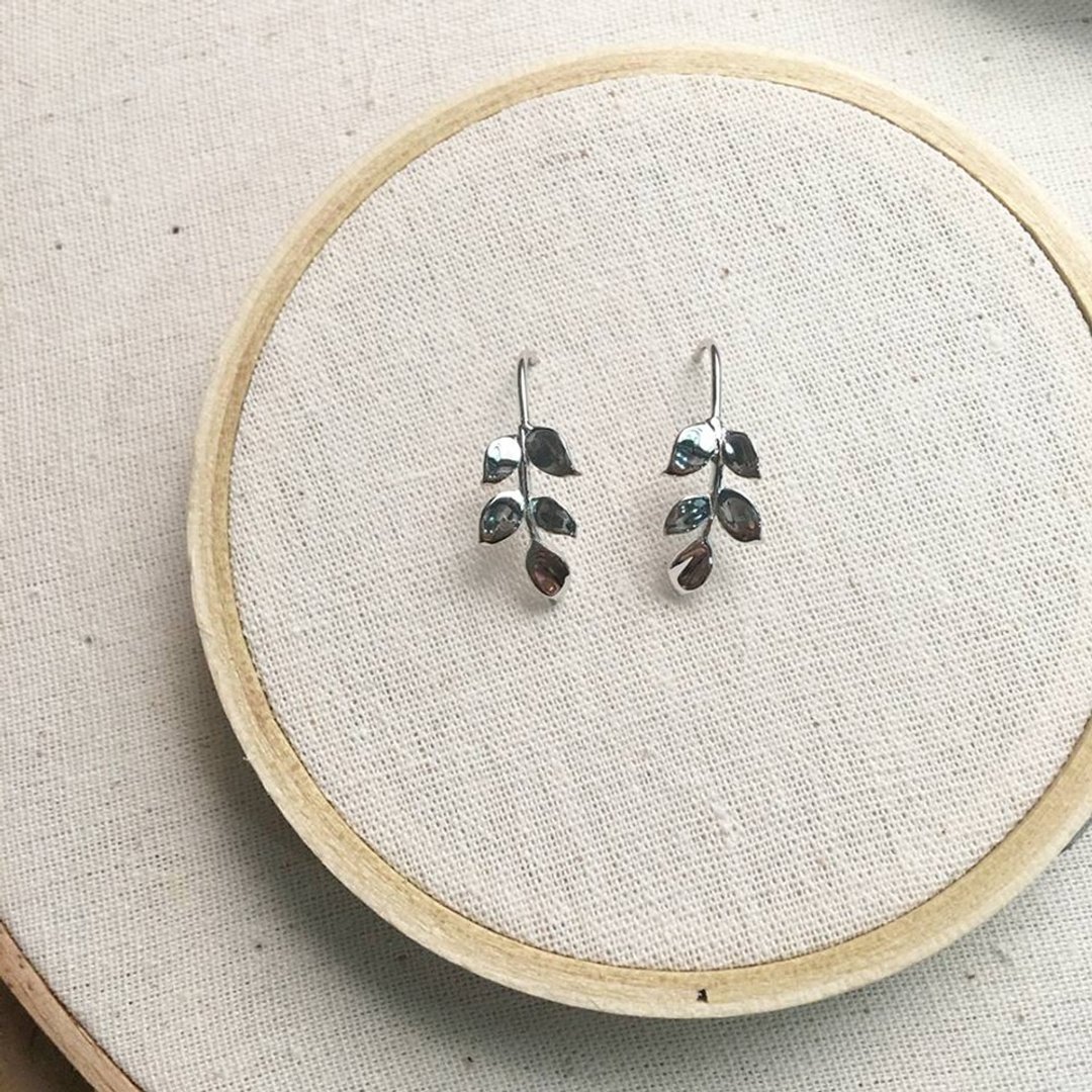 Olive leaf earrings - 耳环/耳夹 - 纯银 银色