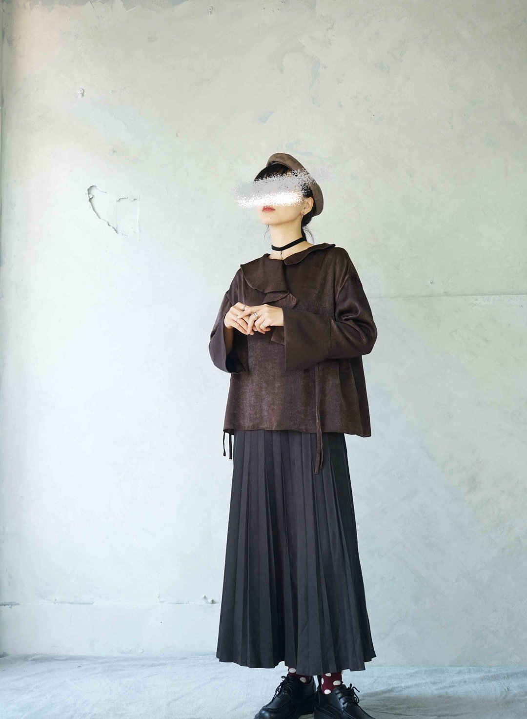 设计手作-金属质感沈稳深棕色不对称领宽袖上衣 - 女装上衣 - 聚酯纤维 咖啡色