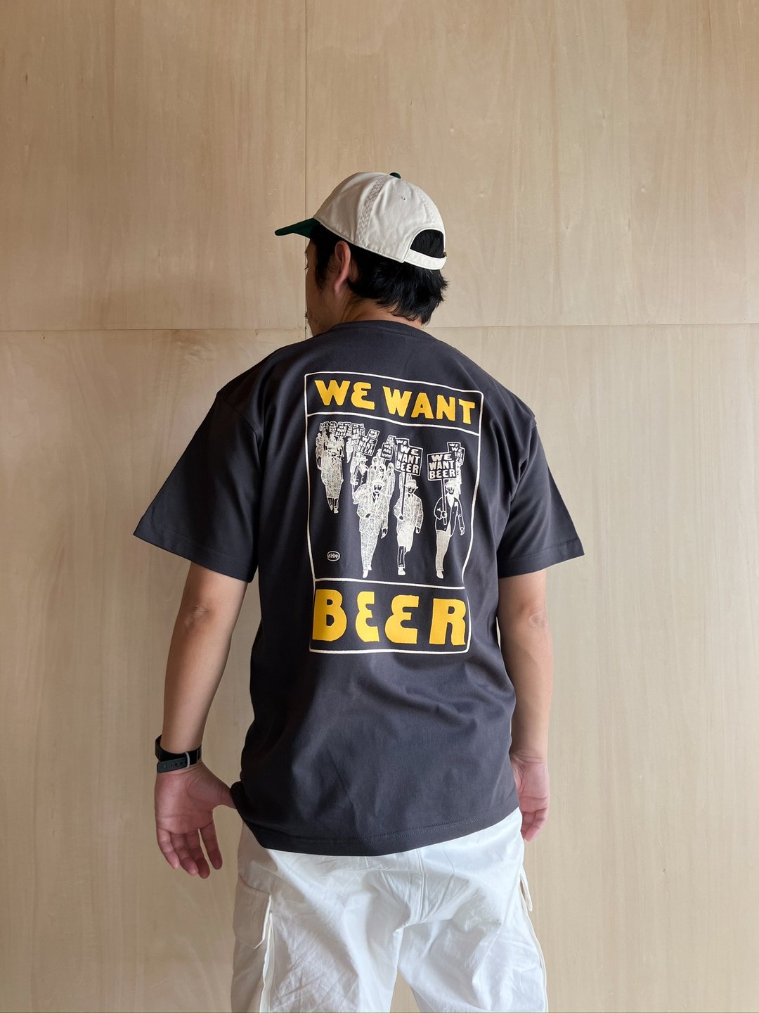 预购 WE WANT BEER T恤 炭黑 2025 - 女装 T 恤 - 棉．麻 黑色
