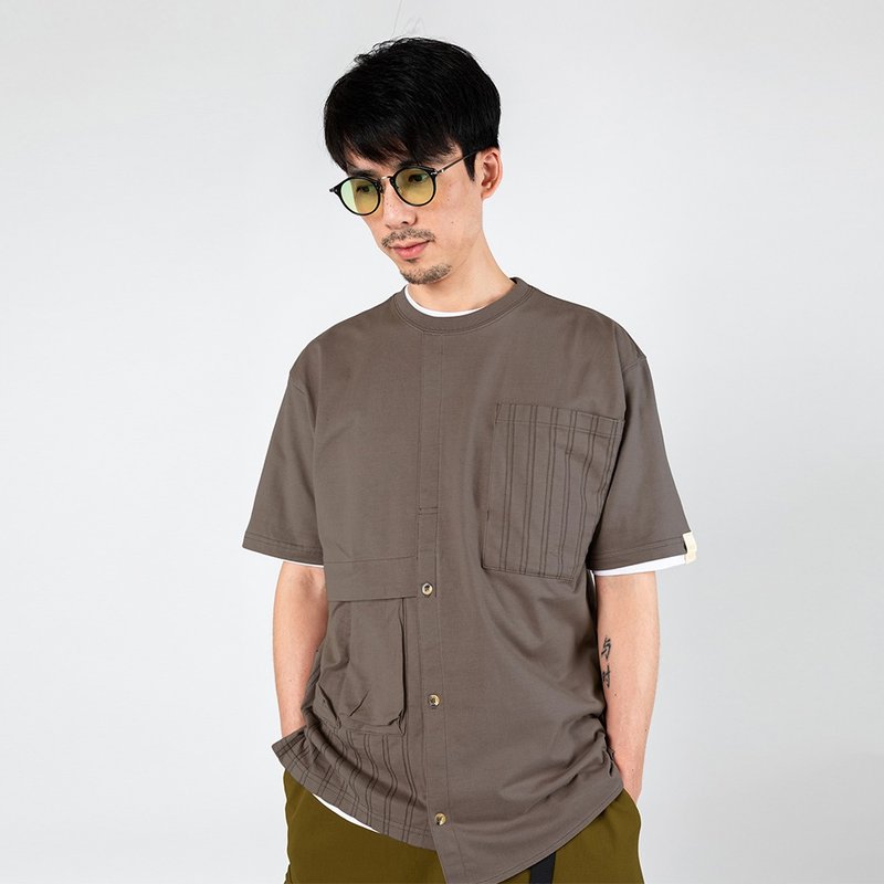 沙褐色多口袋拼接不对称下摆设计宽松圆领短袖T恤  户外山系工装 - 男装上衣/T 恤 - 棉．麻 多色